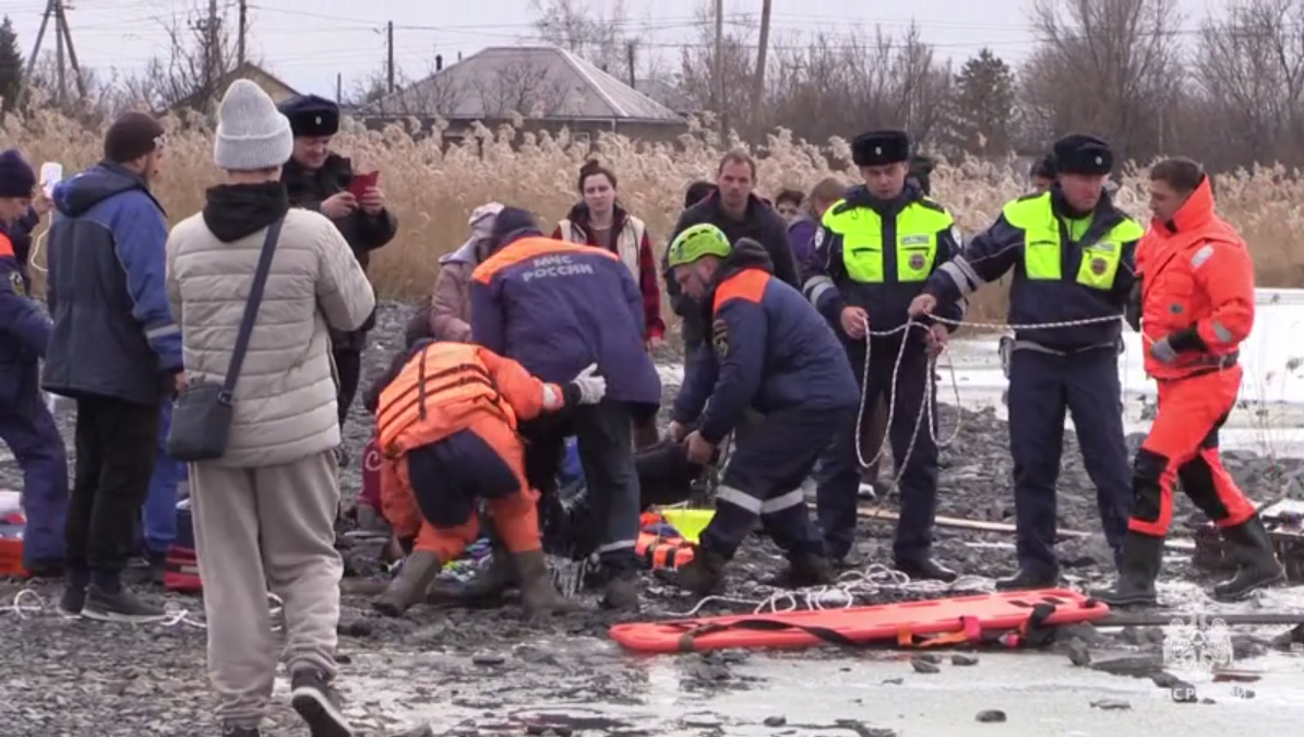 Двое детей погибли после того, как провалились под лёд водоёма в Хабаровском крае Скриншот с видео ГУ МЧС России по Хабаровскому краю